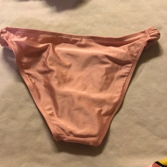 Bikini - Picture 3 of 4